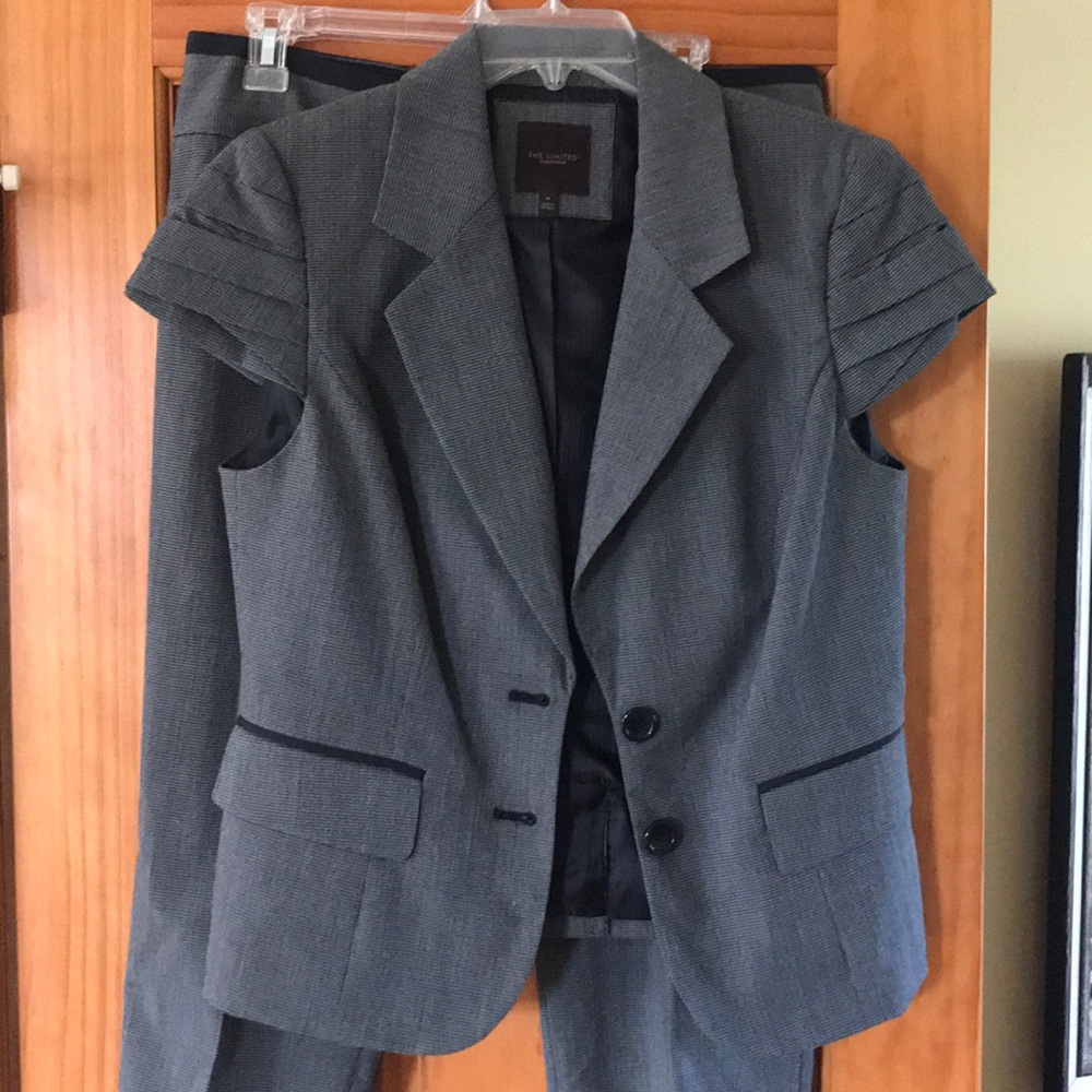 The Limited Collection short sleeve Suit Jacket
